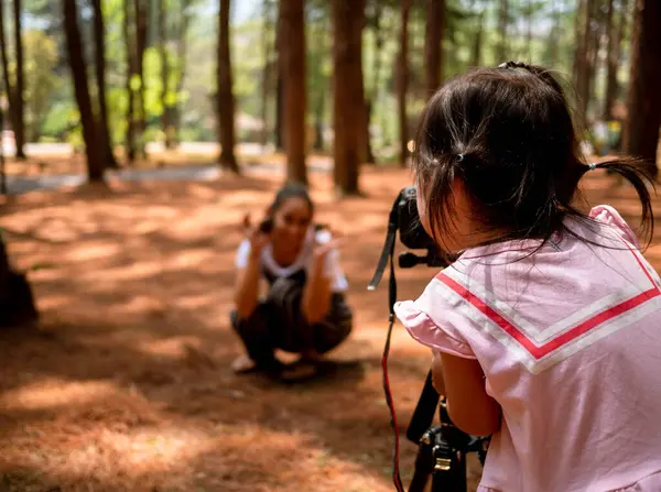 タイの松林でカメラと笑顔で立って幸せなアジアの小さな子供 遊びは子供のために学ぶ — ストック写真