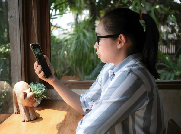 Азіатська Маленька Дитина Дивиться Мультфільм Смартфон Щасливо Продовольчому Корті Торговому — стокове фото