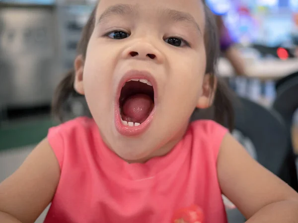 Malé Asijské Dítě Otevřené Ústa Ukázat Sladkosti Hledá Fotoaparát — Stock fotografie