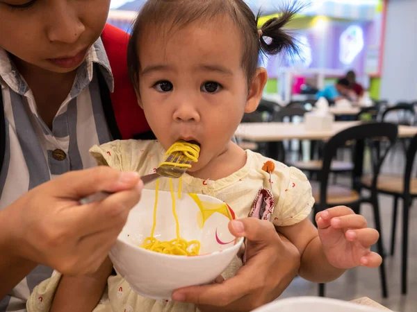Asiatique Maman Nourrir Nouille Pour Fille Manger Avec Une Fourchette — Photo