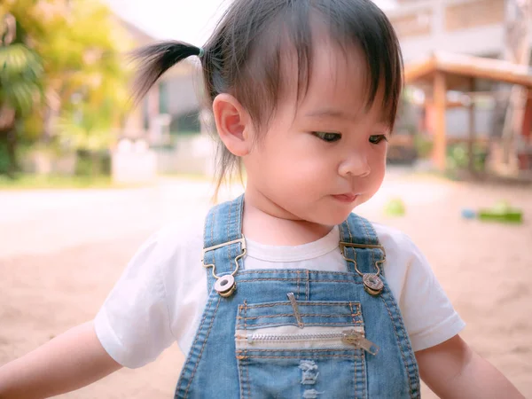 Азіатська Маленька Дівчинка Стоїть Піщаному Ґрунті Дитячому Майданчику Щасливо Грає — стокове фото