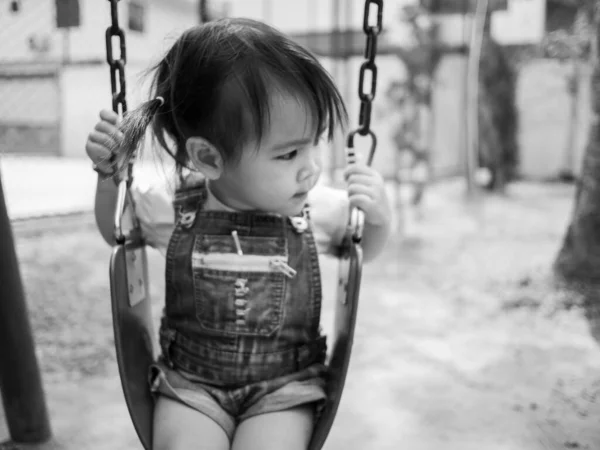 Азиатский Малыш Счастливо Сидит Качелях Детской Площадке Играть Учиться Детей — стоковое фото