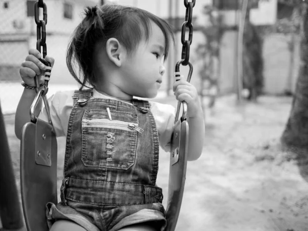 Asiatique Petit Enfant Est Assis Sur Une Balançoire Heureusement Dans — Photo