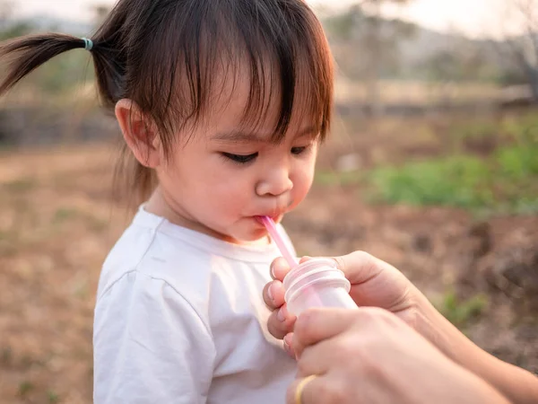 Asiatique Petit Enfant Fille Boire Eau Tube Après Fatigué Jouer — Photo