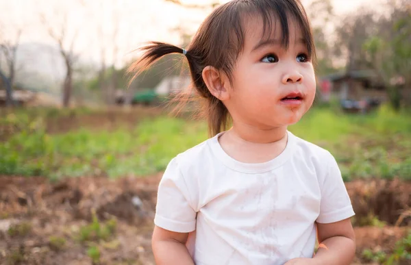 Asijské Malé Dívka Testování Čerstvé Moruše — Stock fotografie