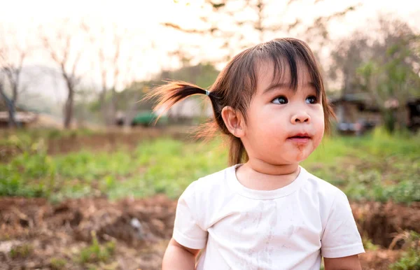 Asiatique Petite Fille Tester Goût Des Boules Mûrier Frais Début — Photo