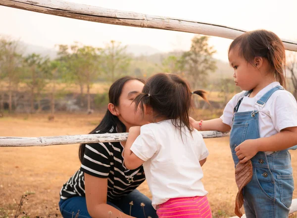 Asiatique Petite Fille Enfant Jouer Avec Sœur Mère Dans Jardin — Photo