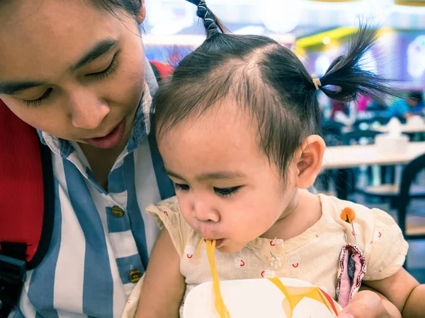 Asiatique Maman Nourrir Nouille Pour Fille Manger Avec Une Fourchette — Photo