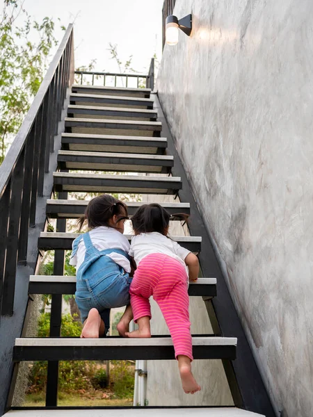 Asyalı Küçük Kız Kız Kardeşi Birlikte Merdivenleri Çıkmaya Çalışıyorlar Çocuklarda — Stok fotoğraf