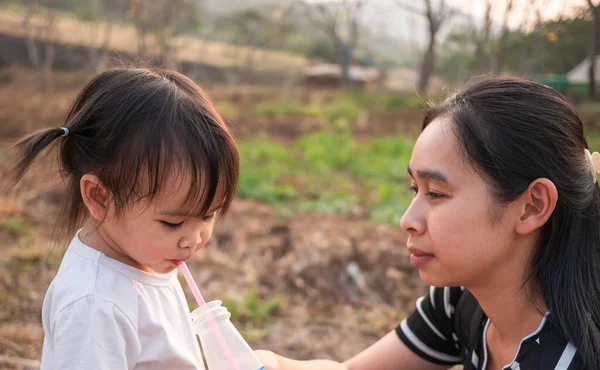 Malé Asijské Dítě Dívka Pít Vodu Trubice Poté Unavený Hraní — Stock fotografie