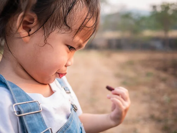 Asiatique Petit Enfant Tester Goût Des Boules Mûrier Frais Début — Photo