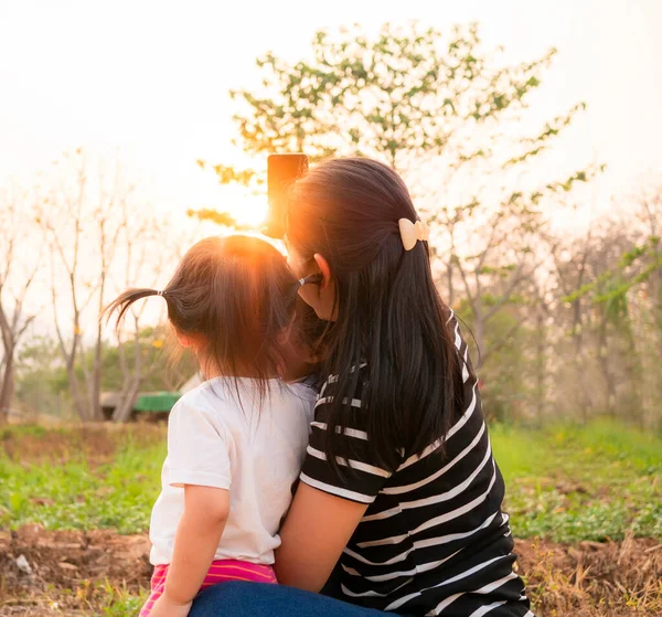 Vue Arrière Petite Fille Asiatique Prenant Une Photo Avec Mère — Photo
