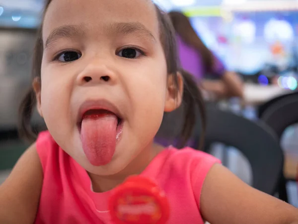 Malé Asijské Dítě Ukázat Její Jazyk Poté Jedl Barevné Cukroví — Stock fotografie