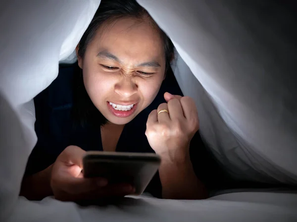 Portré Ázsiai Használ Okostelefon Hazugság Alatt Egy Fehér Takaró Ágyon — Stock Fotó