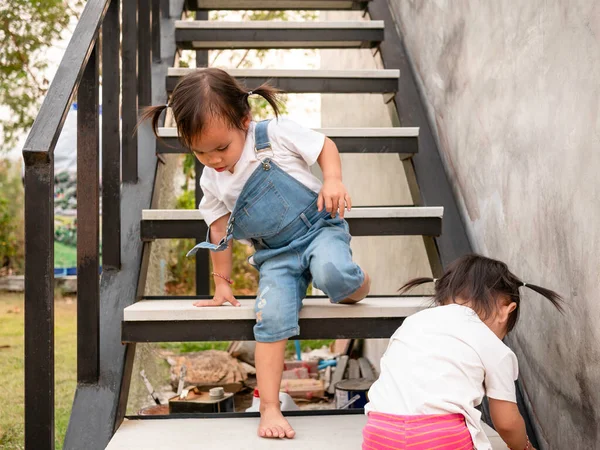 Asiático Pequeño Niño Hermana Tratar Subir Las Escaleras Por Misma —  Fotos de Stock