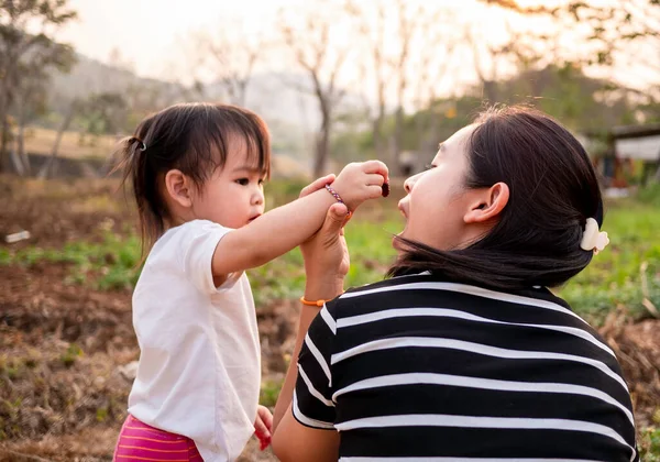 Asiatique Petite Fille Nourrir Boule Mûrier Frais Avec Doigt Mère — Photo