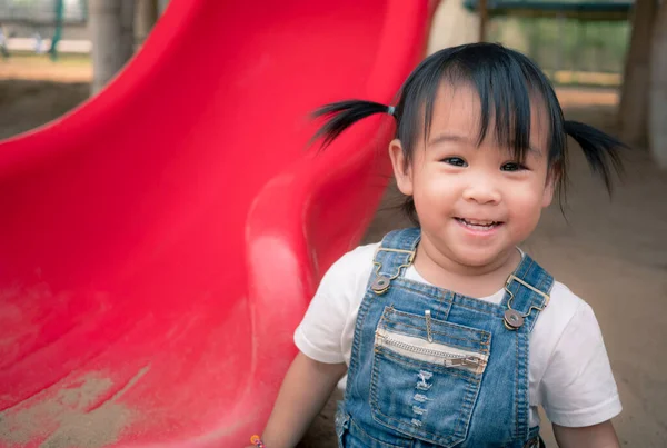 Азиатская Маленькая Девочка Сидит Песчаной Земле Детской Площадке Счастливо Играет — стоковое фото