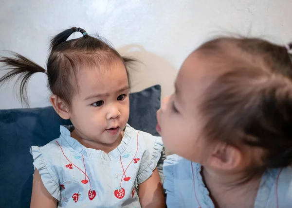 Asijské Malé Dítě Dívka Sestra Jíst Snack Deliciously Spolu Posteli — Stock fotografie