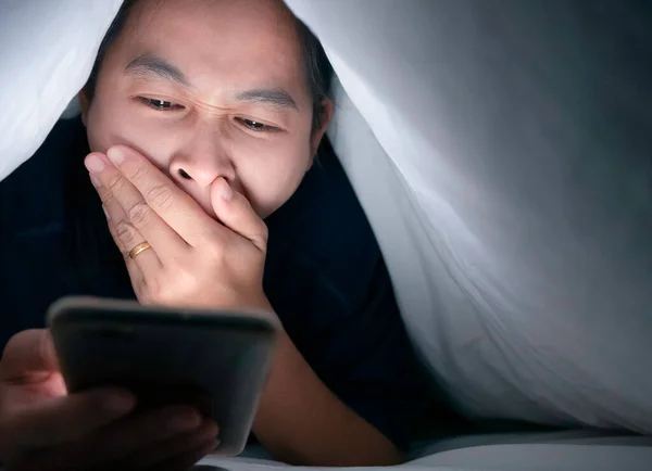 Porträtt Asiatisk Kvinna Med Smartphone Ljuga Vit Filt Sängen Och — Stockfoto