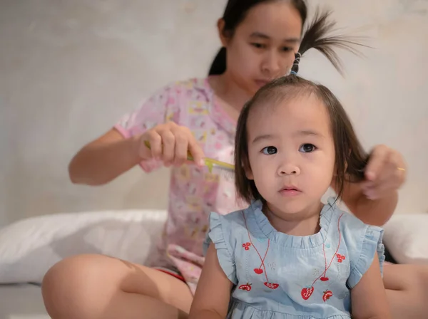 Okouzlující Asijské Holčička Dívá Kameru Usmívá Zatímco Její Mladá Matka — Stock fotografie