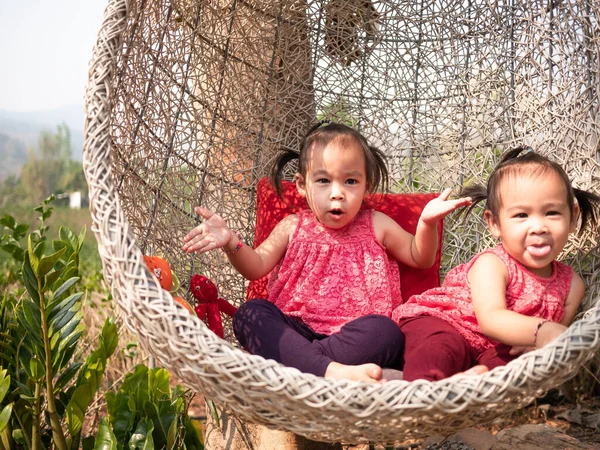Niña Asiática Con Hermana Sentada Una Silla Madera Ovalada Blanca —  Fotos de Stock