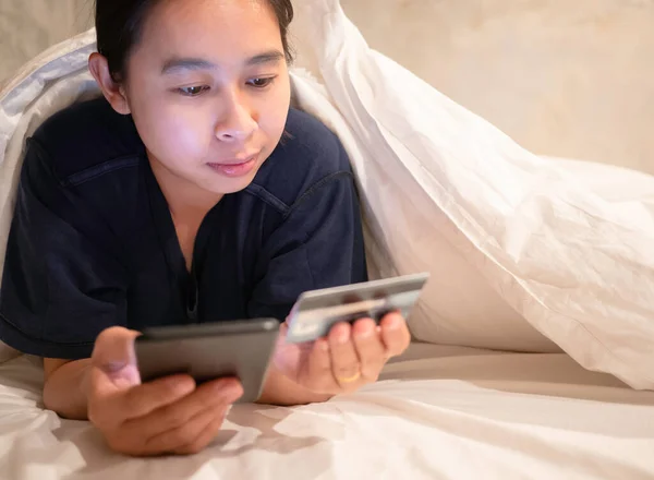 Asiatisk Kvinna Med Smartphone Ljuga Vit Filt Sängen Och Log — Stockfoto