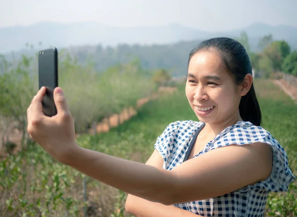 Азіатські Молоді Жінки Розмовляють Телефону Саду Жасмину Використовують Руку Захисту — стокове фото