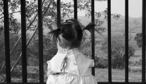 아시아 어린이 소녀의 뒤보기 집에서 갑판에 아이에게 위험한 — 스톡 사진