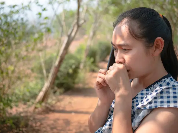 Asijské Mladé Ženy Mluví Telefonicky Zahradě Kašle Podrážděním Krku — Stock fotografie