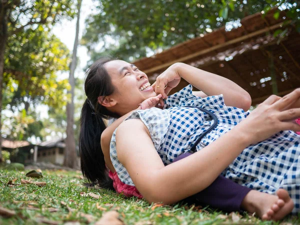 Asiática Niña Abrazando Madre Desde Espalda Fingir Madre Mientras Está —  Fotos de Stock