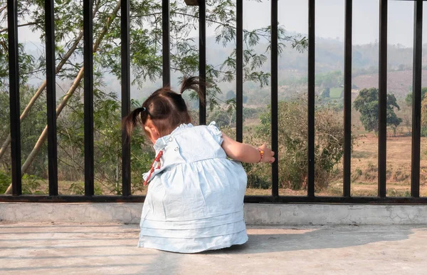 Vue Arrière Enfant Asiatique Fille Jouer Seul Sur Pont Maison — Photo