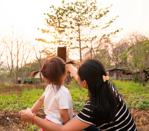 Vue Arrière Petite Fille Asiatique Prenant Une Photo Avec Mère — Photo