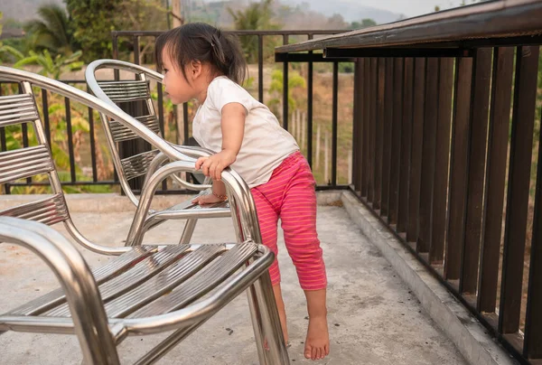 Aziatisch Klein Kind Probeert Alleen Van Stoel Klimmen Gevaarlijk Kinderen — Stockfoto