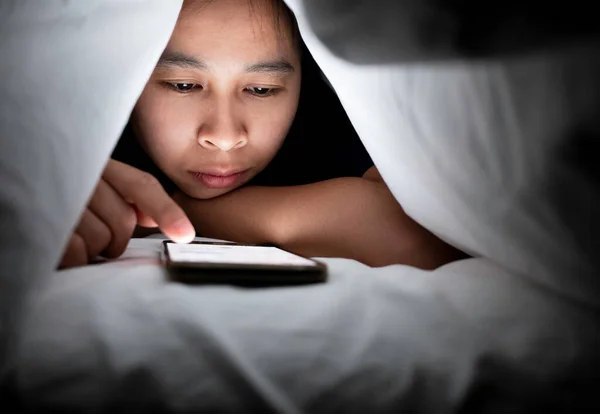 Retrato Mulher Asiática Usando Smartphone Mentira Sobre Sob Cobertor Branco — Fotografia de Stock