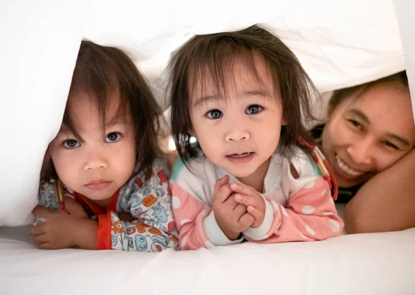 Portrét Asijské Rodiny Leží Pod Bílou Přikrývkou Posteli Dívá Kamery — Stock fotografie
