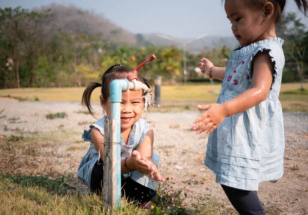 Asian Little Girl Sister Washing Her Hands Steel Faucets Garden — 图库照片