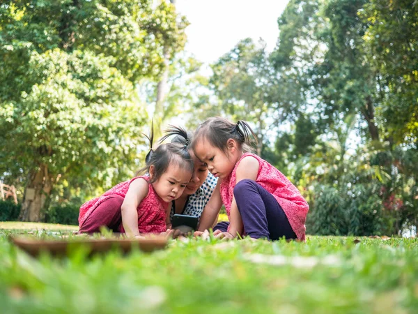 Mère Asiatique Ses Filles Assises Sur Sol Des Herbes Dans — Photo