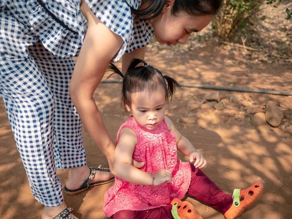 Asiatique Petite Fille Tomber Sur Sol Mère Aider Tenue Debout — Photo