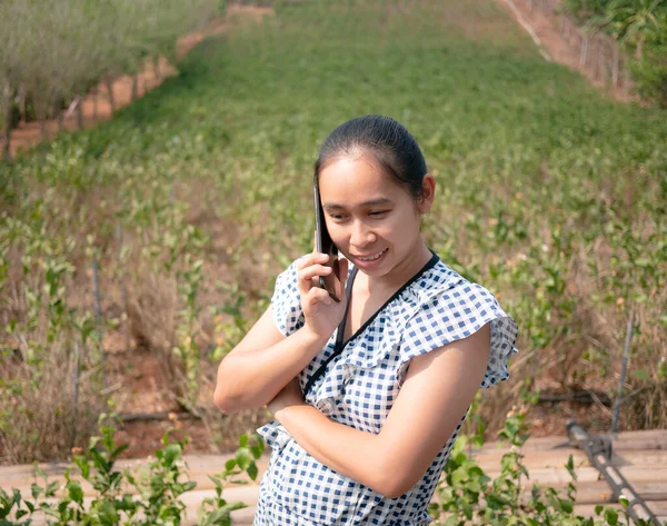 Asian Young Women Talking Phone Jasmine Garden Use Hand Protect — Stock Photo, Image
