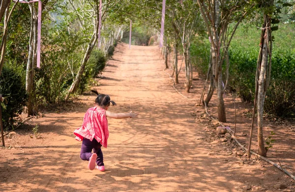 Petite Fille Asiatique Courant Dans Jardin Tombant Par Terre Jouer — Photo