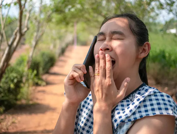 Asiáticas Jóvenes Hablando Por Teléfono Jardín Bostezar Mientras Sol Brilla — Foto de Stock