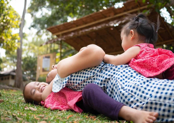 Asiatique Petite Fille Étreignant Mère Dos Faire Semblant Mère Tout — Photo