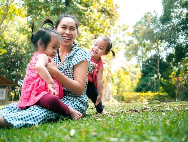 Asiatisk Mor Och Hennes Döttrar Leker Tillsammans Gräsmark Parken Glatt — Stockfoto
