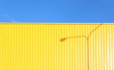 Mavi gökyüzü ile Sarı Duvar