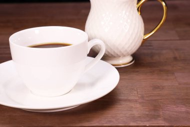 Beyaz kahve bardağı ve sürahi.