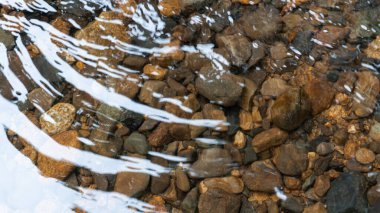 Kaya taşları temiz suyun altında