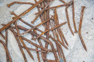 Beton arka planda paslı çivi kullanılmış