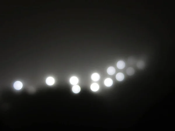 Sisteki Soyut Işıklar Sisteki Sokak Lambalarından Gelen Parlak Beyaz Işık — Stok fotoğraf