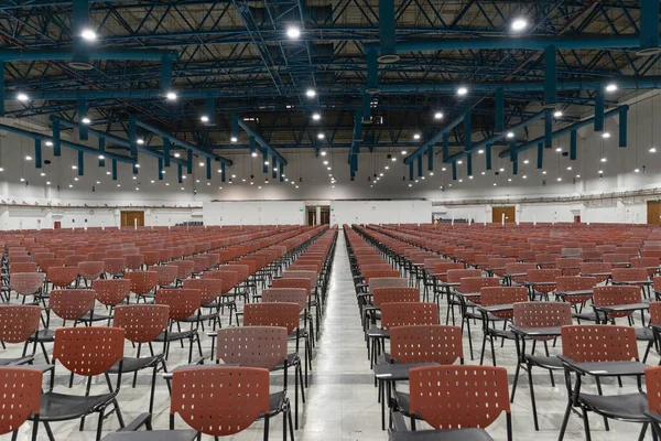 Pusty Pokój Egzaminacyjny Wieloma Czerwonymi Krzesłami — Zdjęcie stockowe