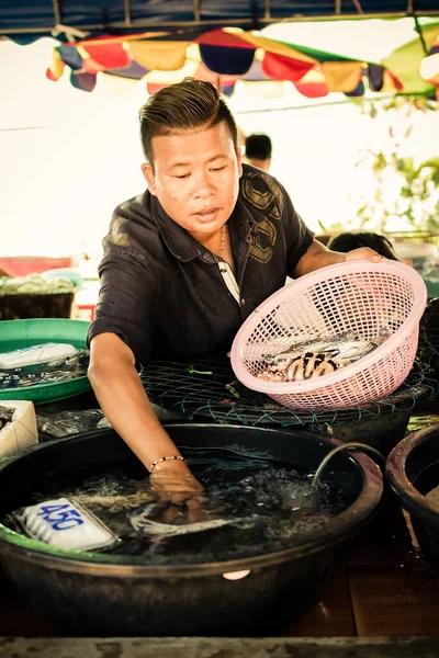 Sprzedawca Tajlandzkim Rynku Owoców Morza — Zdjęcie stockowe